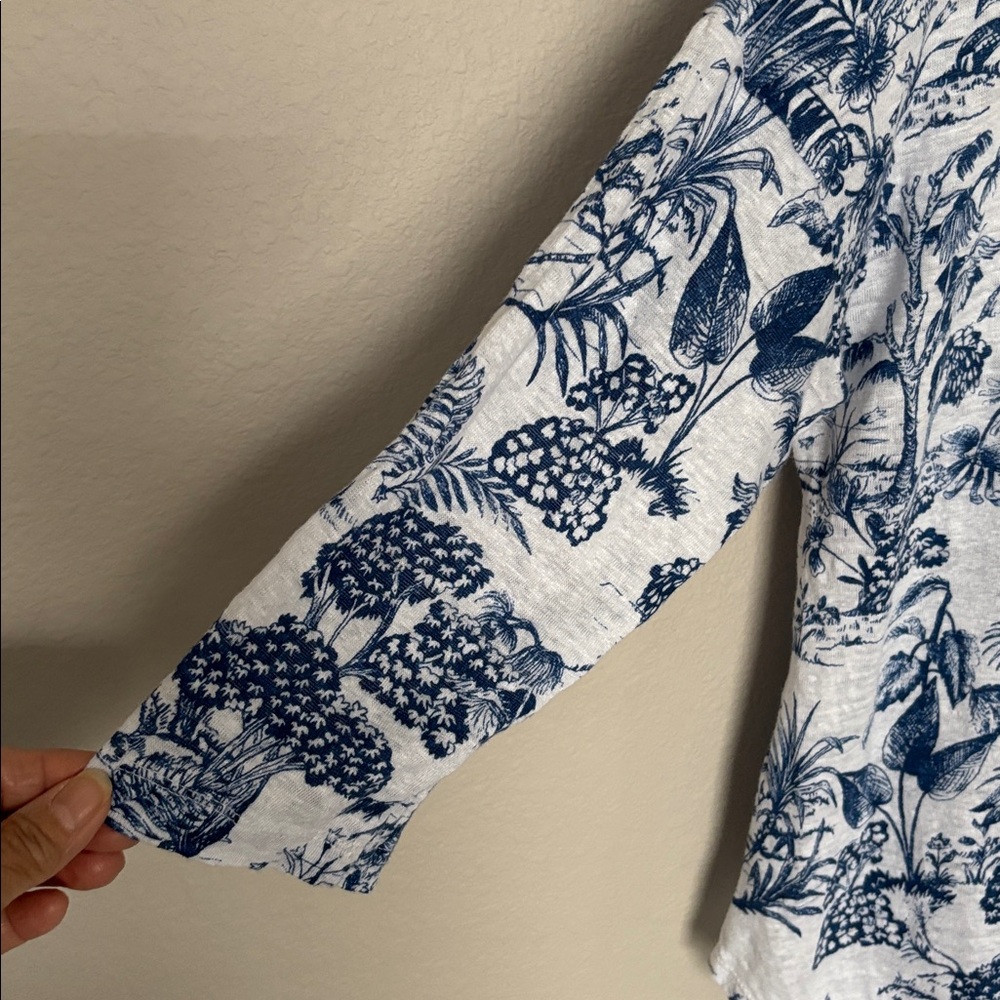 Nicole Miller NY 100% Linen Women's Top Blue White Exotic Print Size Medium Tee - Picture 5 of 9